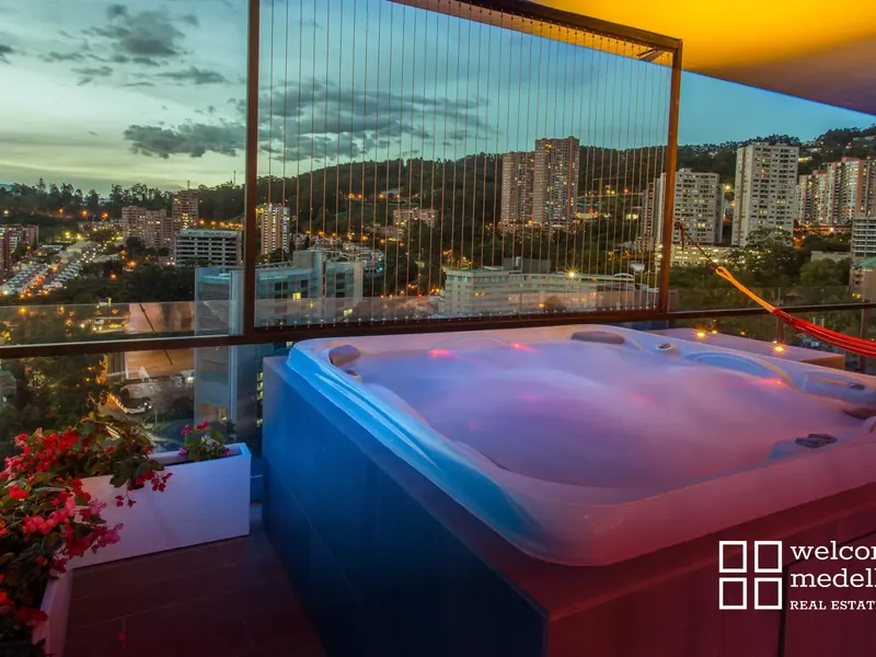 Modern penthouse with infinity pool and private jacuzzi, El Poblado, Medellín