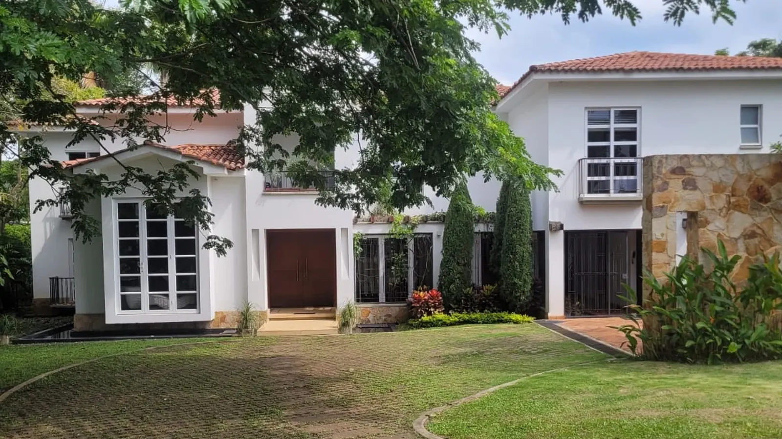 A house and its grounds outside the city